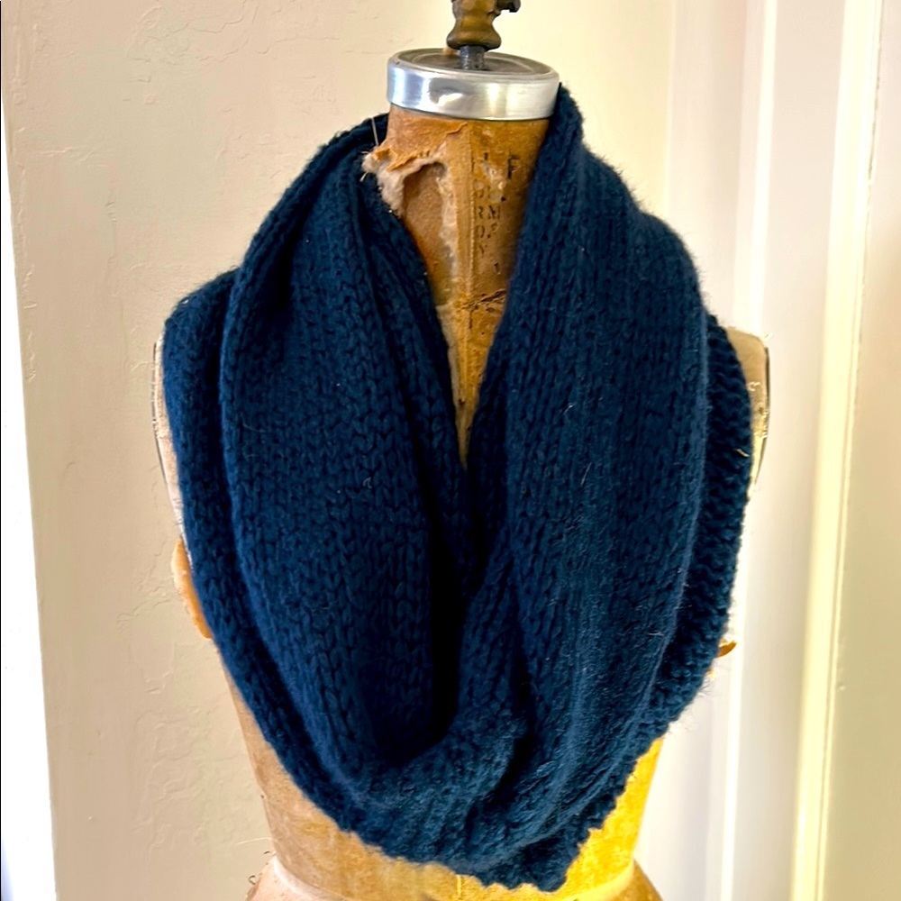 Laundry by Shelli Segal Sample Cozy Knit Infinity Scarf in Deep Blue NWOT